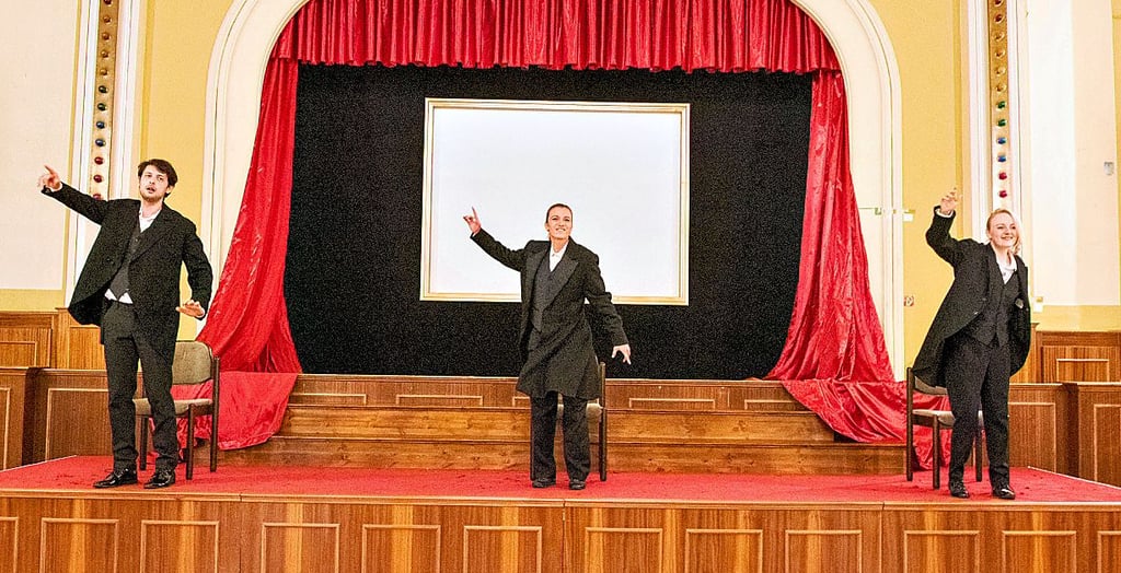 Proben ?Dracula? für den Auftakt in die neue Spielzeit des Theater Naumburg: Pia Koch (v.r.), Selena Bakalios und - neu im Bunde - Enrico Riethmüller.
