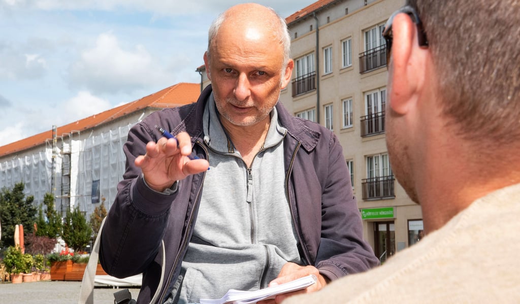 Auf der Suche nach Gesprächspartnern zum Thema Angela Merkel und Ostdeutschland: der französische Journalist Christophe Bourdoiseau.