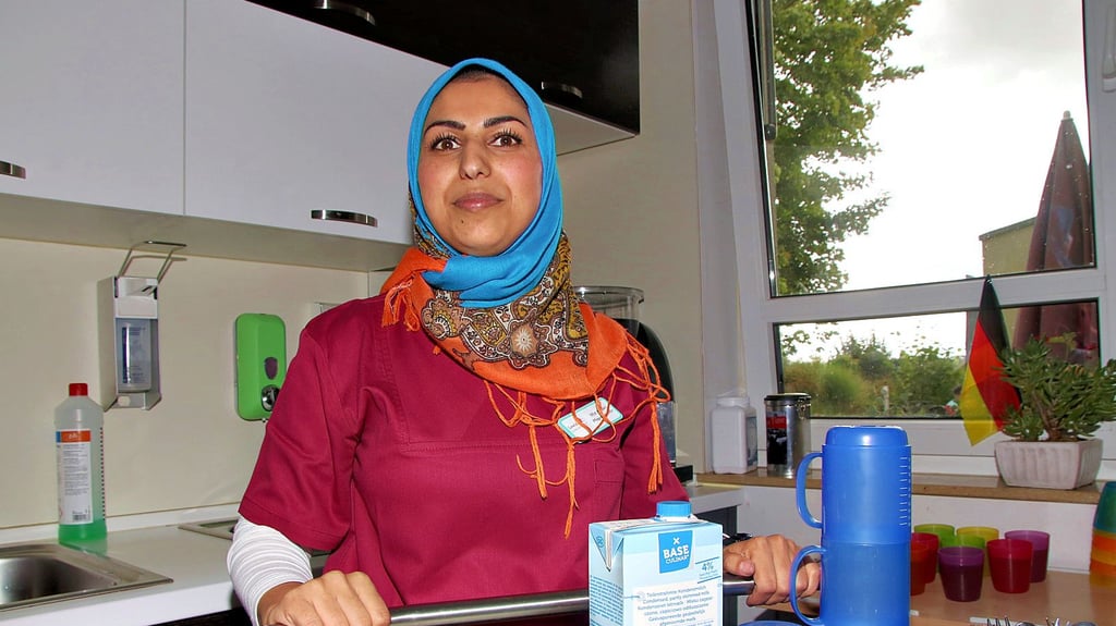 Effat Haidare ist mit ihrer Familie aus Afghanistan geflüchtet und arbeitet in Calbe im Lindenhof in einer Senioreneinrichtung. Hier will sie eine Ausbildung machen.