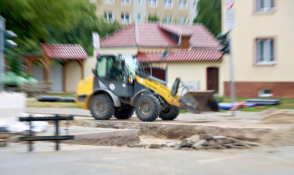 Die Situation auf der Baustelle der Wilhelm-Hellge-Straße scheint verworren. Fakt ist: Es dauert länger als zunächst geplant. Der Auftrageber Stadtwerke hat bereits eine Verlängerung bis Oktober angekündigt.