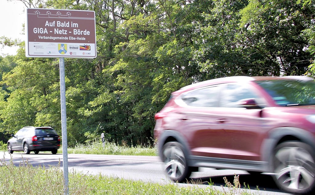 Mit ?Auf Bald im Giga-Netz-Börde" verabschiedet die Verbandsgemeinde Elbe-Heide die Autofahrer auf der Straße aus Richtung Colbitz.
