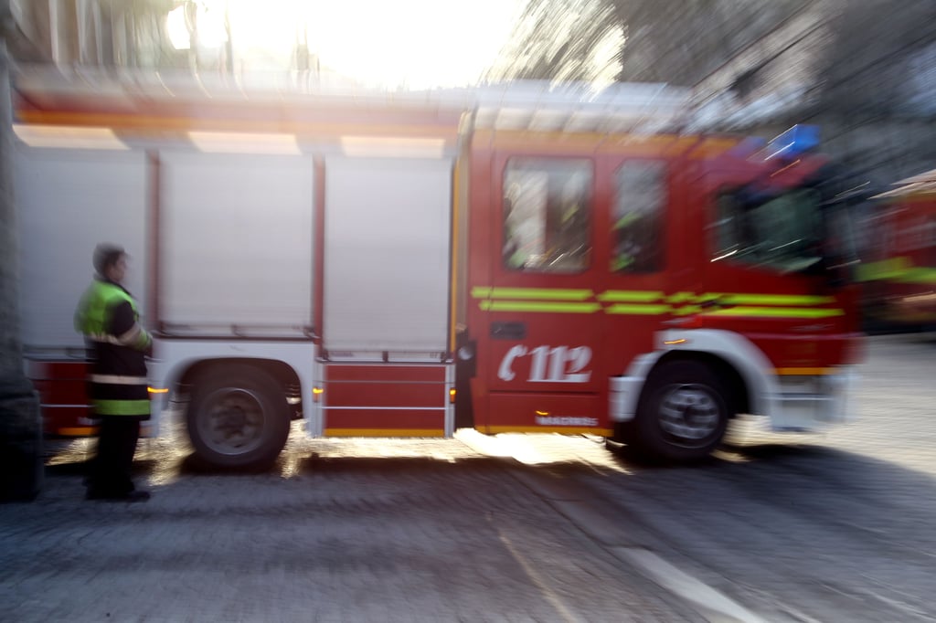 In Leipzig ist ein Mann bei einem Wohnungsbrand schwer verletzt worden (Symbolbild).