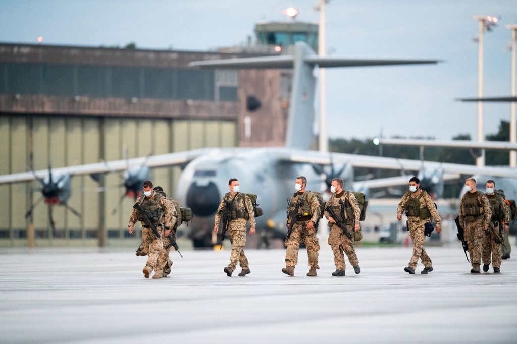 Soldaten steigen aus den Transportflugzeugen der Bundeswehr auf dem niedersächsischen Stützpunkt Wunstorf.
