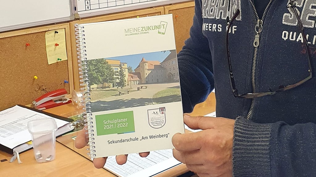 Ulrich Gruber, stellvertretender Leiter der Sekundarschule, zeigt ein Exemplar des Schulplaners für das neue Schuljahr, das nächsten Donnerstag an jeden Schüler ausgegeben wird.