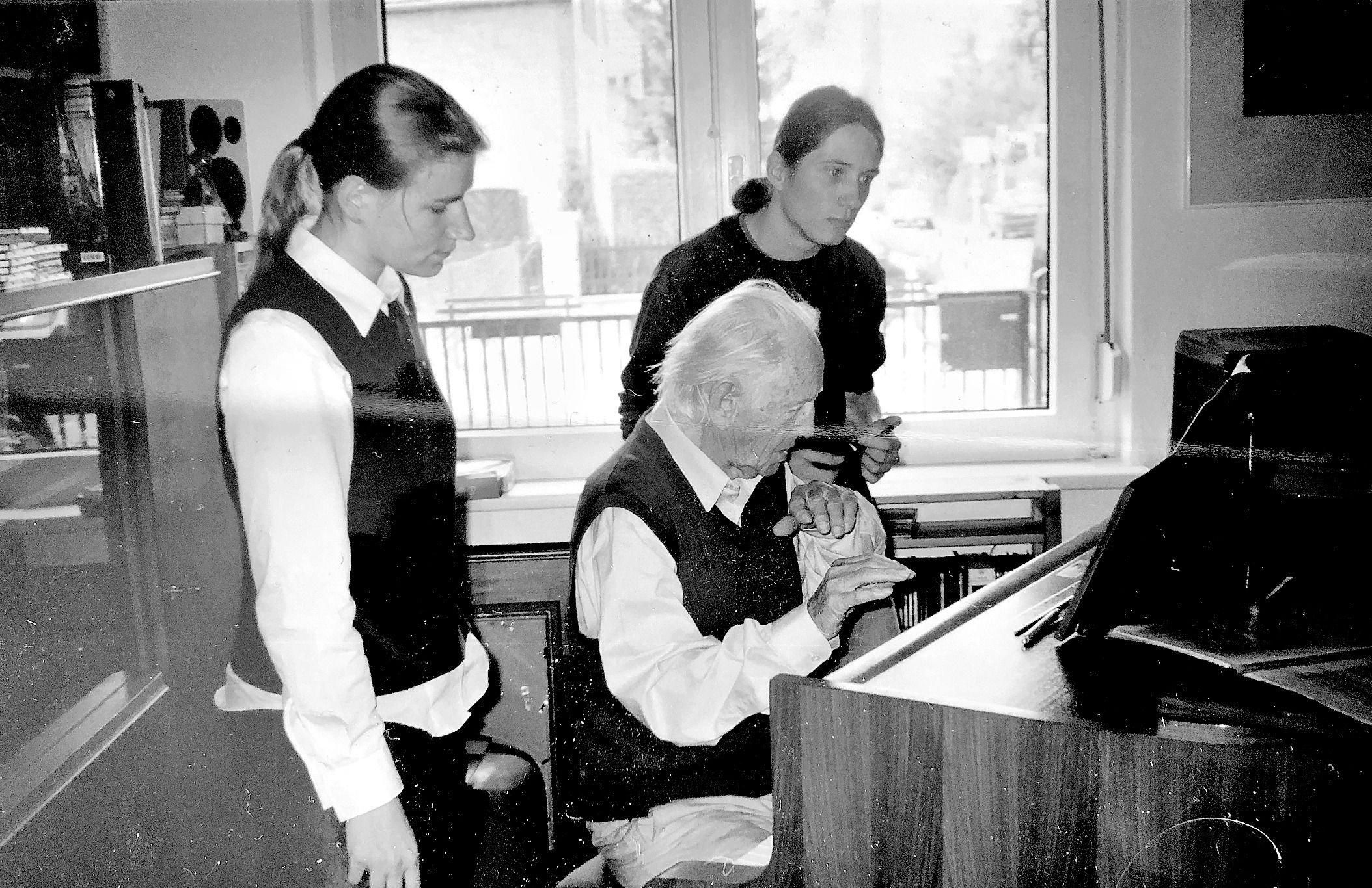 Als 17-Jähriger traf David Schliesing (hinten) den Komponisten Kurt Schwaen, der das bekannte DDR-Kinderlied ?Wenn Mutti früh zur Arbeit geht? geschrieben hat. ?Für mich war diese Begegnung unschätzbar wertvoll, einer Legende zu begegnen, deren kulturelles Schaffen Generationen geprägt hat.? 