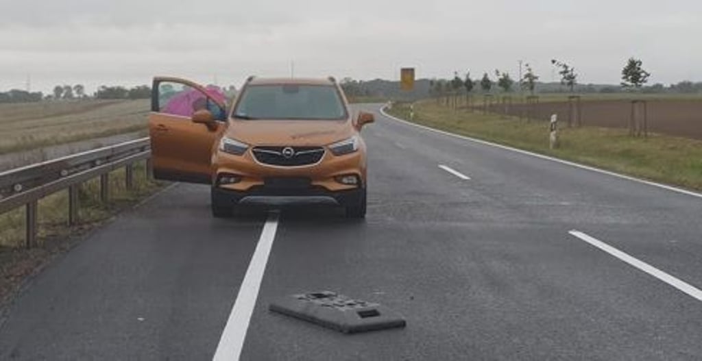 Obwohl die Straße zwischen Bebertal und Haldensleben gesperrt ist, ist eine 25-Jährige mit ihrem Auto dort entlang gefahren. Dabei fuhr sie über einen Fuß einer Warnbake.
