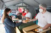 Helfer vom Roten Kreuz geben in Ahrweiler Essen aus. Dreimal täglich werden mehr als 10000 Mahlzeiten für die Opfer der Flutkatastrophe und die zahlreichen Helfer zubereitet.