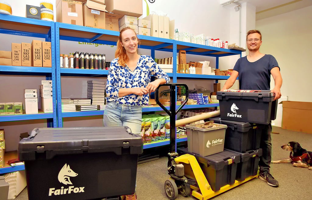 Mika und Patrick Wippel haben in Gröbzig mit ?FairFox? einen grünen Online-Marktplatz gegründet. Verschickt wird auch über die schwarzen Foxboxen.
