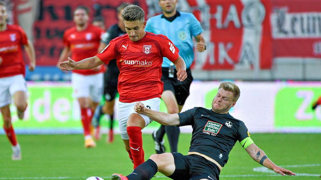 Im Heimspiel gegen Kaiserslautern zeigte Julian Guttau einen großen Laufeinsatz. Hier wird er noch von FCK-Profi Jean Zimmer abgegrätscht.