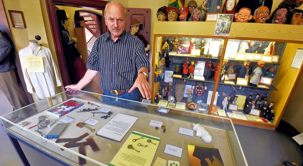 Die leeren Stellen in den Vitrinen musste Steffen Claus nun mit anderen Ausstellungsstücken auffüllen.