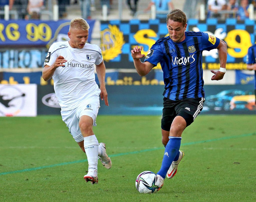Andreas Müller (l.) und der FCM wollen nicht mehr nur nebenherlaufen wie beim 1:2 in Saarbrücken um Julian Günther-Schmidt. In Wiesbaden soll wieder die Initiative ergriffen werden.