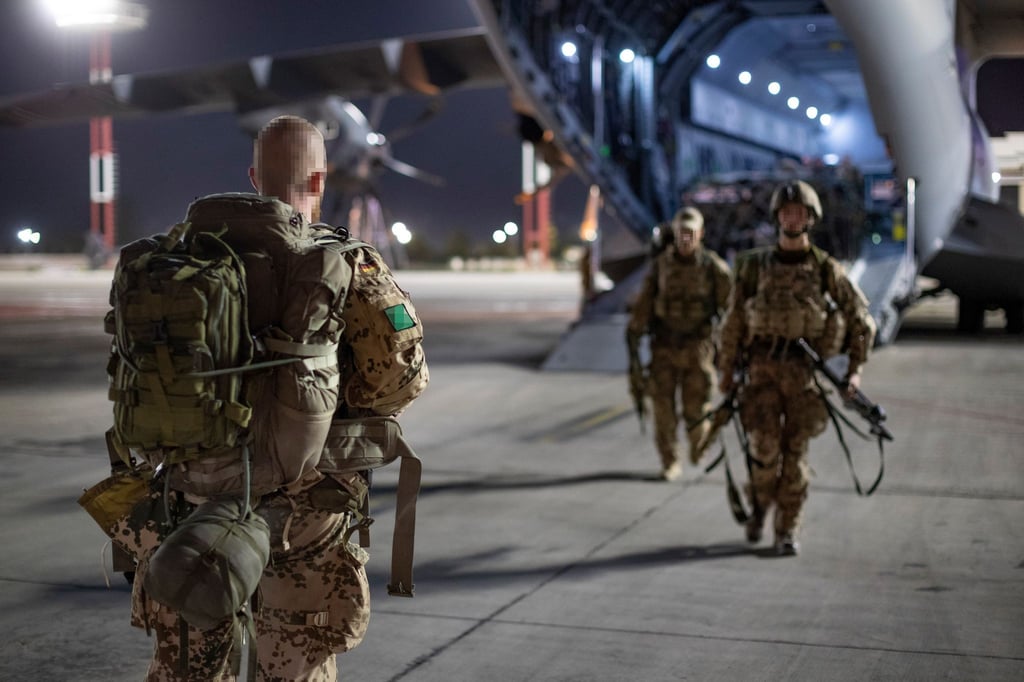 Fallschirmjäger der Bundeswehr haben Kabul verlassen und kommen in Taschkent an.