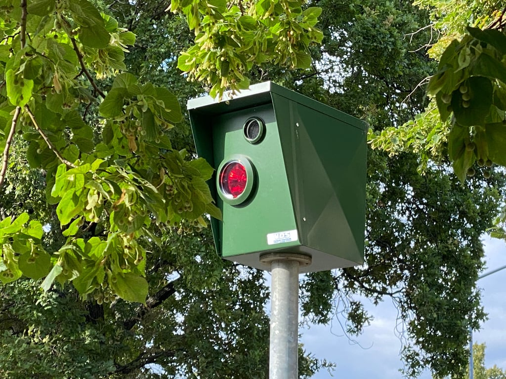 Die Lieferung der neuen Rotlichtblitzer für Merseburg verspäten sich. (Symbolbild)