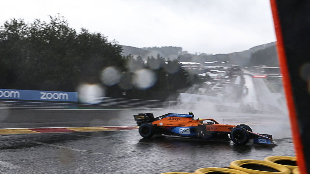 Formel-1-Pilot Lando Norris sitzt nach seinem Crash in seinem McLaren.