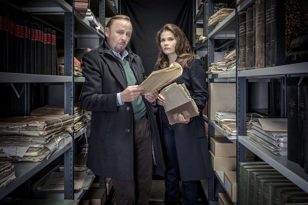 Nina Petersen (Katharina Wackernagel) und Karl Hidde (Alexander Held) wälzen Aktenberge.