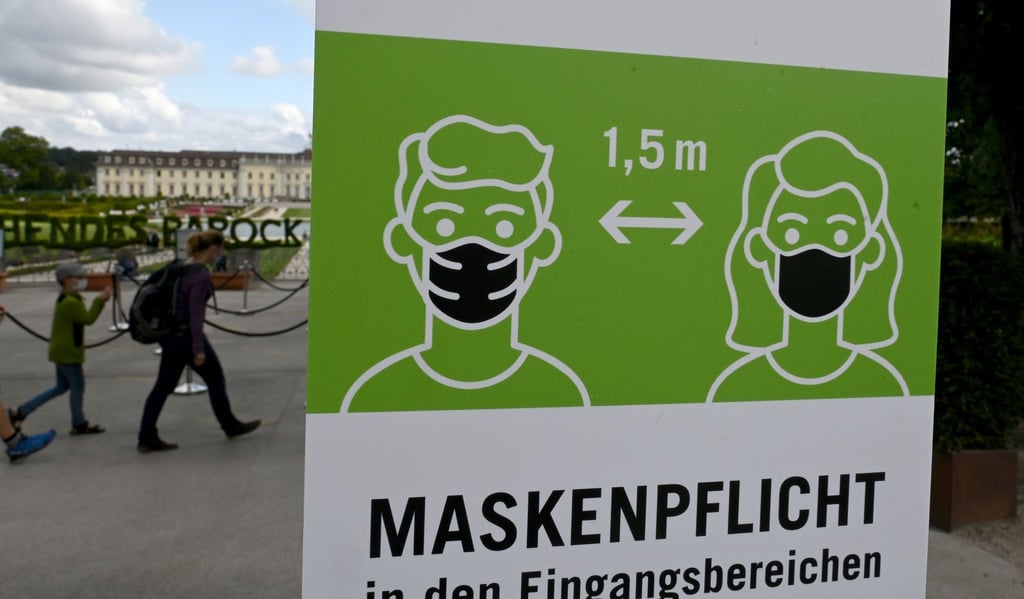 Ein Hinweisschild fordert zum Tragen von Schutzmasken gegen das Coronavirus auf.