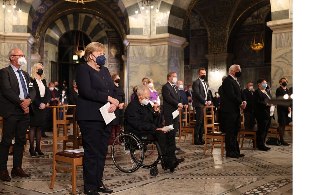 Bundeskanzlerin Angela Merkel (l-r), Bundestagspräsident Wolfgang Schäuble und Bundespräsident Frank-Walter Steinmeier bei der Gedenkzeremonie in Aachen.