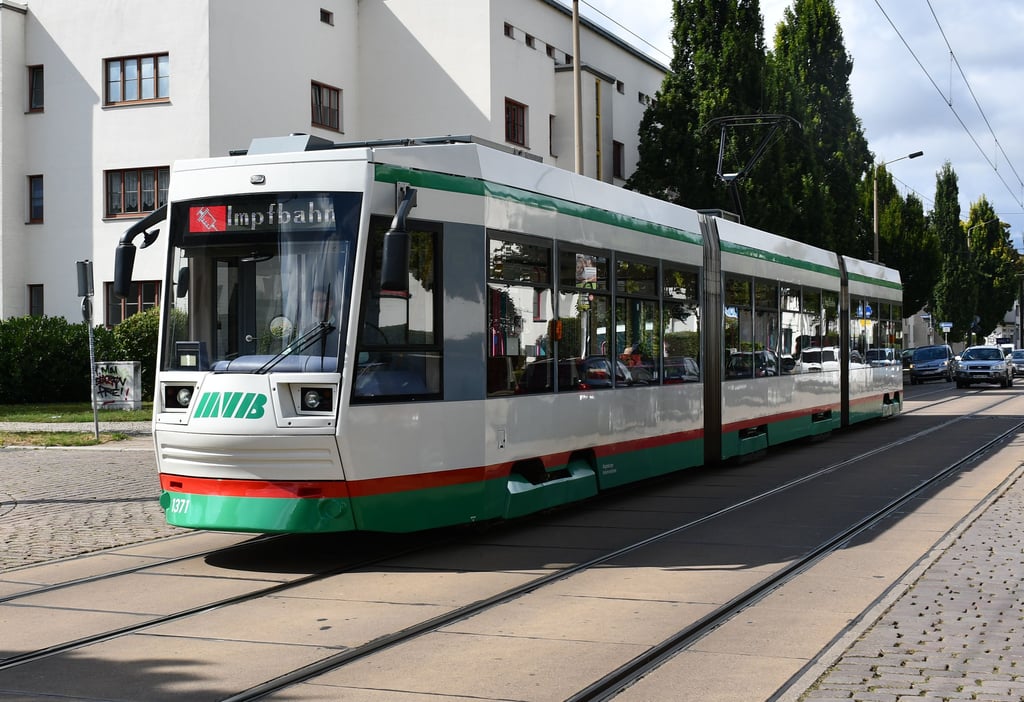 Die "Impfbahn" fährt durch Magdeburg-Cracau.