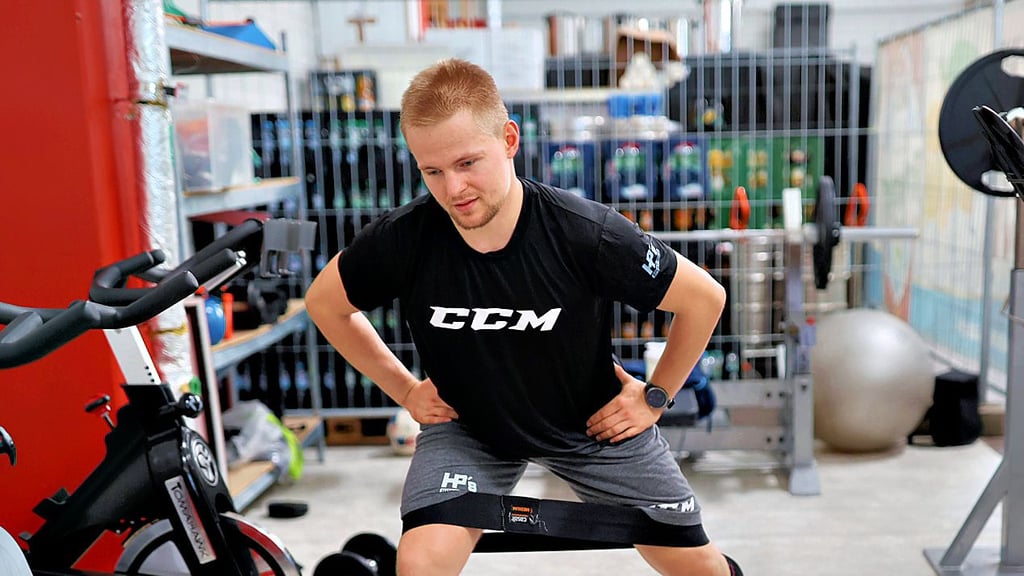 Der finnische Zugang Joonas Niemelä beim gewissenhaften Aufwärmen vor dem Training.