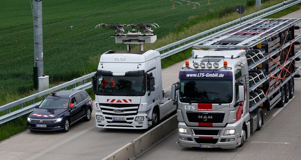 Der erste Hybrid-LKW (M) fährt auf der A 1 Teststrecke zwischen Reinfeld und Lübeck.