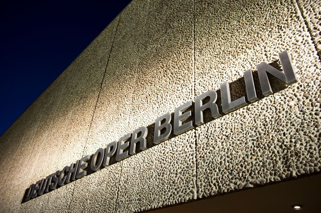 Blick auf den Schriftzug "Deutsche Oper Berlin" an der Fassade des Gebäudes.