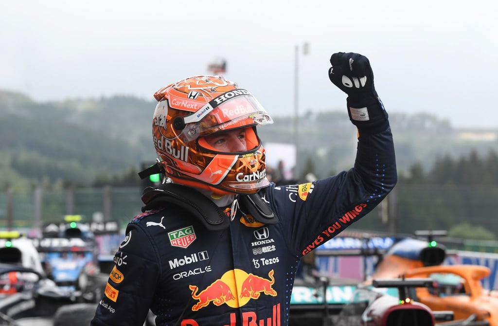 Red-Bull-Pilot Max Verstappen feiert seine Pole-Position mit ausgestreckter Faust.