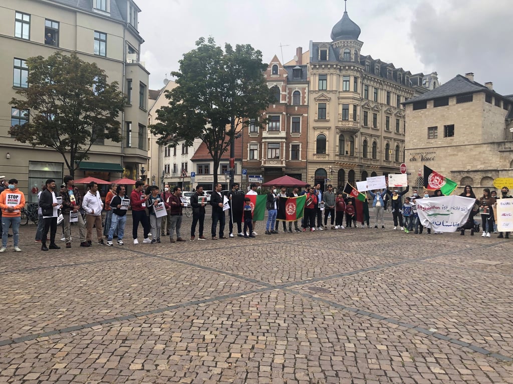 Mehr als 100 Menschen haben sich am Samstag zu einer Demonstration auf dem Hallmarkt versammelt.