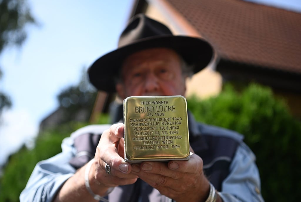Gunter Demnig nimmt an der Verlegung eines Stolpersteins für NS-Opfer Bruno Lüdke teil.