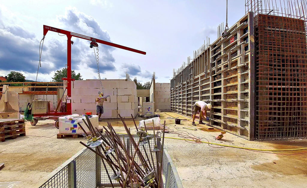 Baustelle Francke-Grundschule: Im November soll das dreistöckige Schulhaus stehen. Über den Winter wird dann im Inneren gebaut. Die neue Schule soll im Herbst 2022 eröffnet werden.