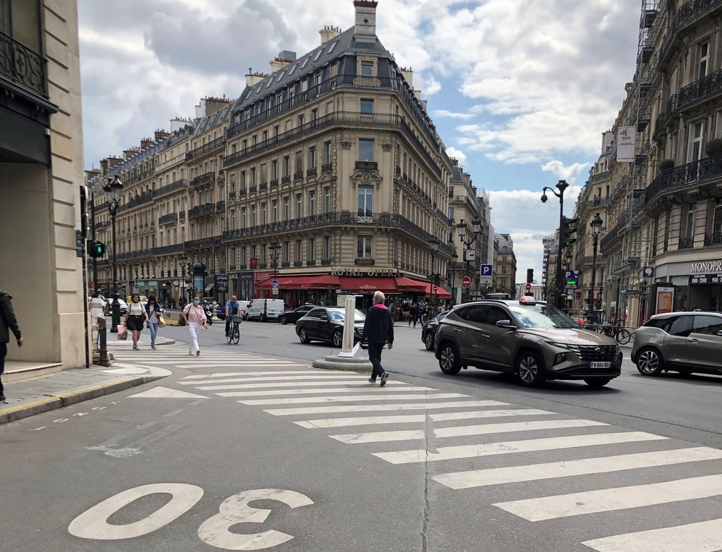 Auf einer Straße im Zentrum von Paris gilt Tempo 30. Ab dem 30. August 2021 wird diese Geschwindigkeitsbegrenzung in der französischen Hauptstadt großflächig eingeführt.