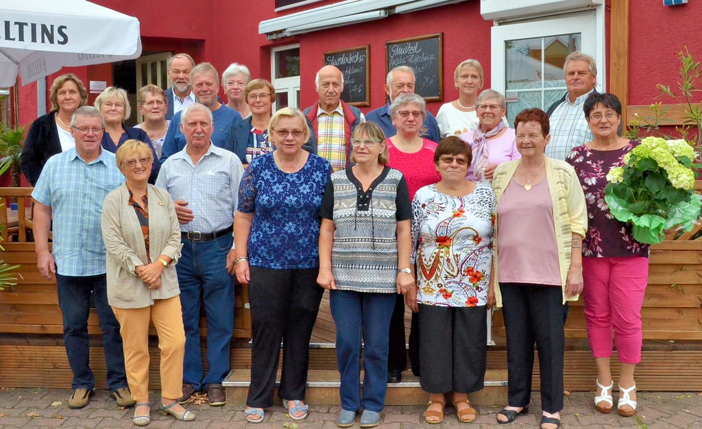 Insgesamt 20 ehemalige Schüler der Schollener Klasse hatten sich zum Treffen eingefunden. Mitorganisatorin Brigitte Hohnstädter bekam zu Beginn ein Blumenpräsent.