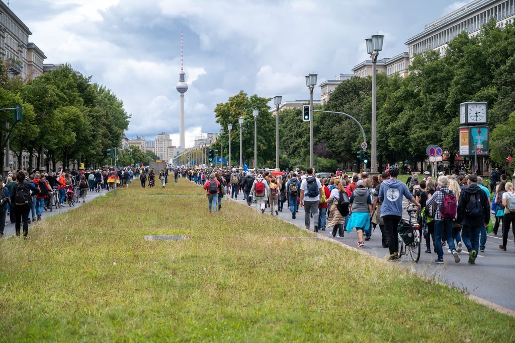 Demonstration laufen auf der Karl-Marx-Allee in Richtung Alexanderplatz.