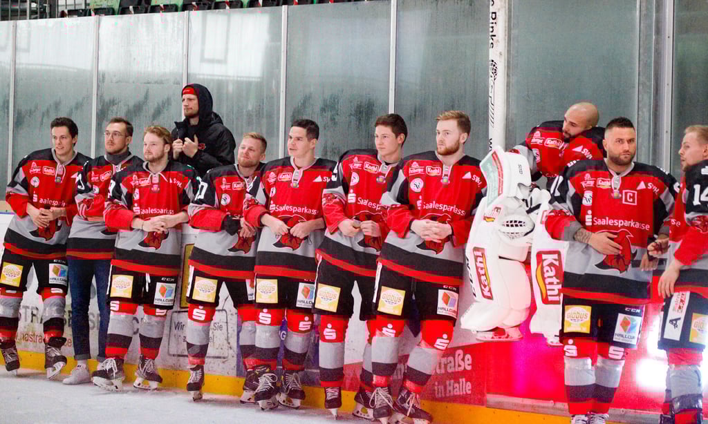 Einige Spieler der Saale Bulls der kommenden Saison 2021/22 schauen der Vorstellung der Kollegen zu.