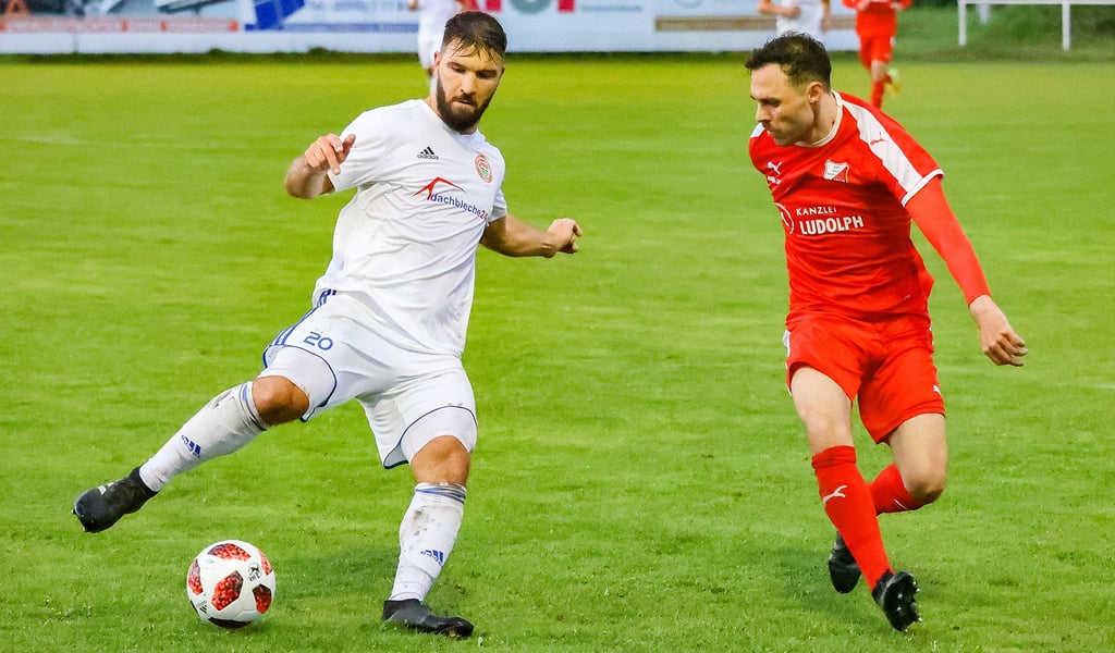 Westerhausens Denis Neumann (links) versucht, sich gegen David Sieber durchzusetzen.