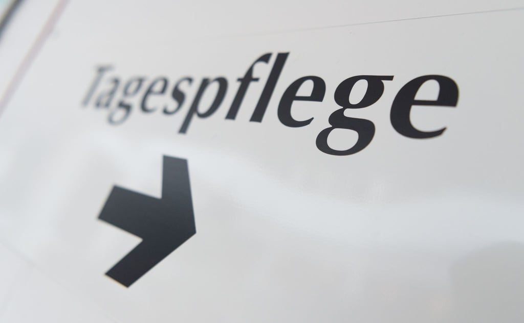 Ein Schild zeigt den Weg zur Tagespflege.