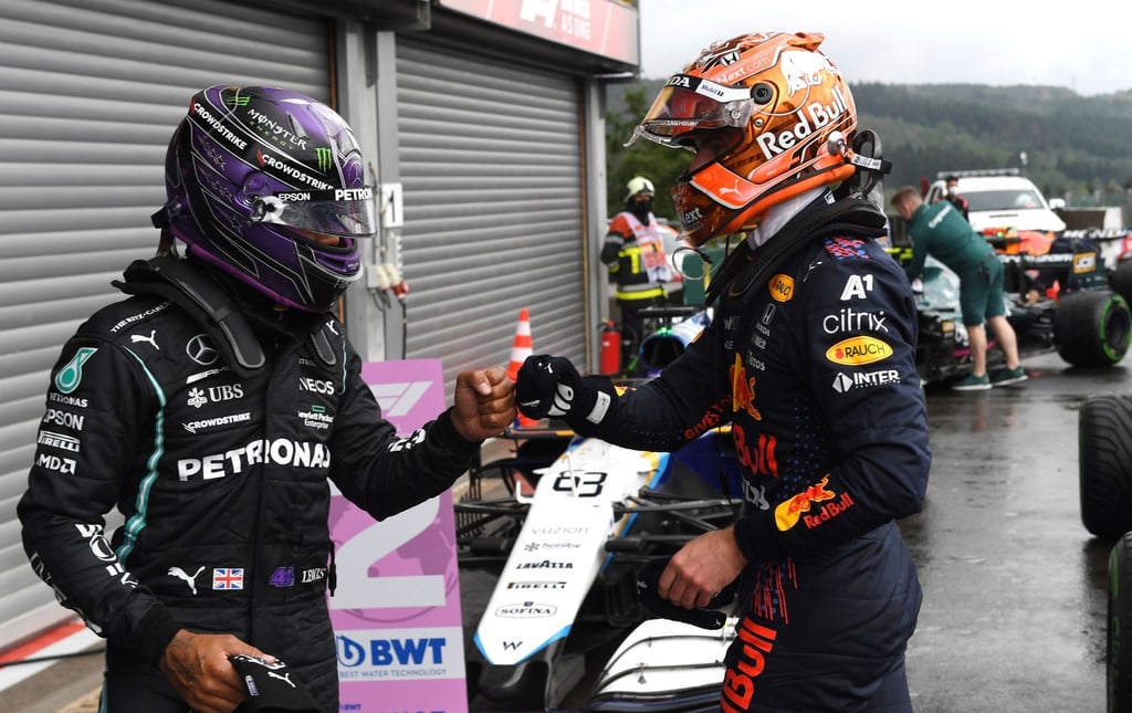 Quali-Sieger Max Verstappen (r) und der drittplatzierte Lewis Hamilton geben sich nach der Qualifikation die Faust.