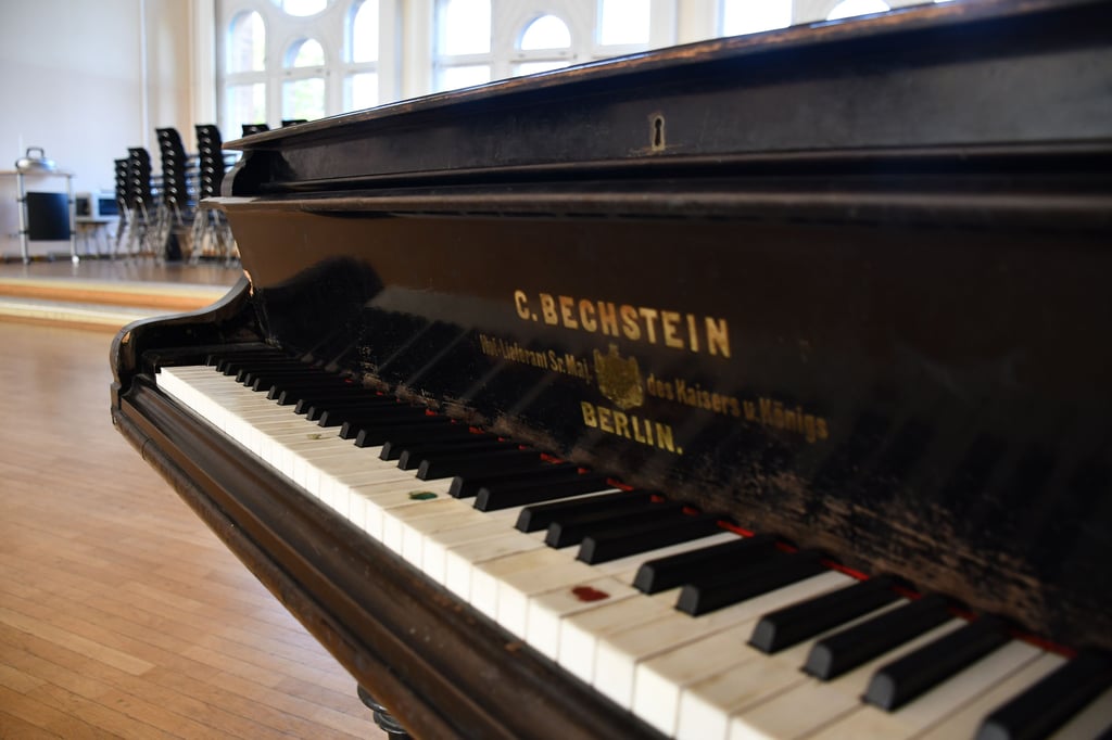 In der IGS "Willy Brandt" steht ein alter Bechstein-Flügel - mindestens seit 1945 wie ältere Magdeburger berichten.