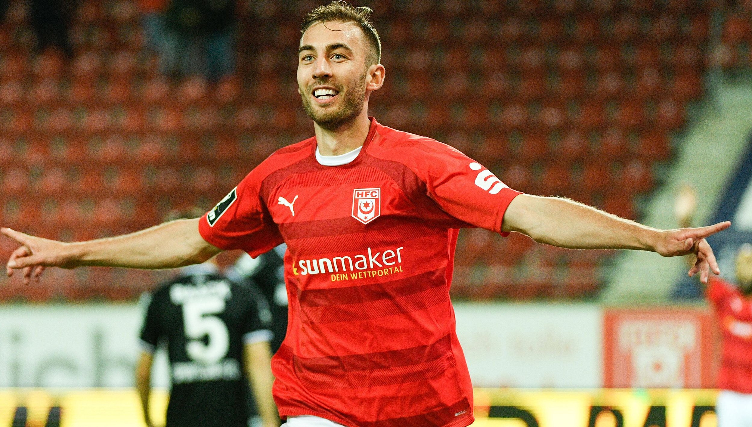 Michael Eberwein feiert seinen Treffer zum 4:4 gegen Verl in der 87. Minute.