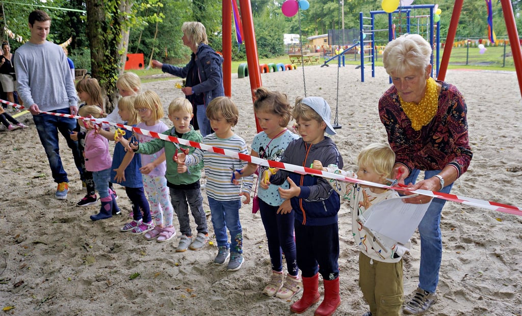Große Freude bei den Kleinsten aus Kade: Endlich darf der neue Spielplatz genutzt werden.