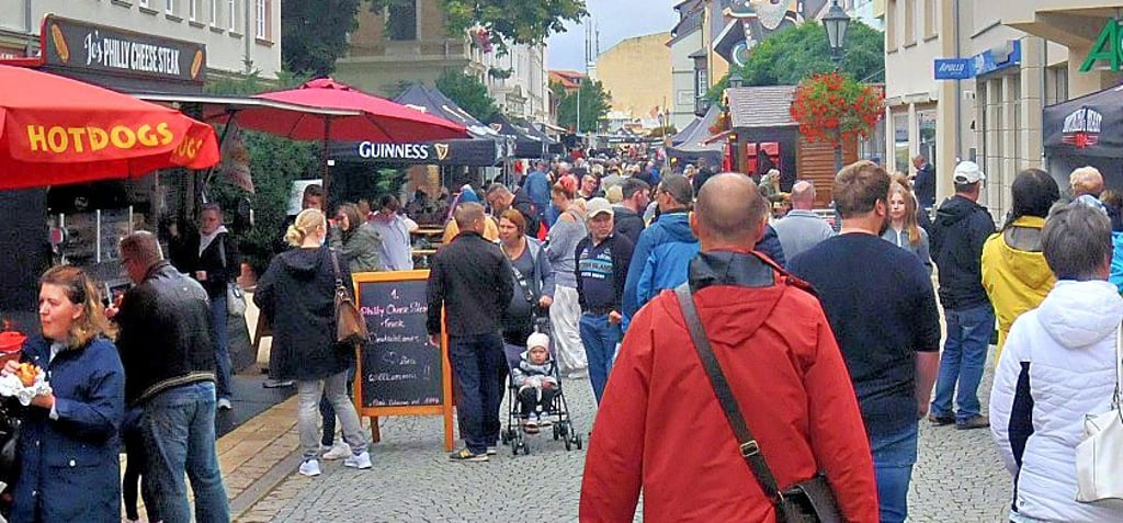 Die Innenstadt in Oschersleben ist bestens besucht. Drei Tage lang war der Tross des Streetfood-Festival zu Gast.