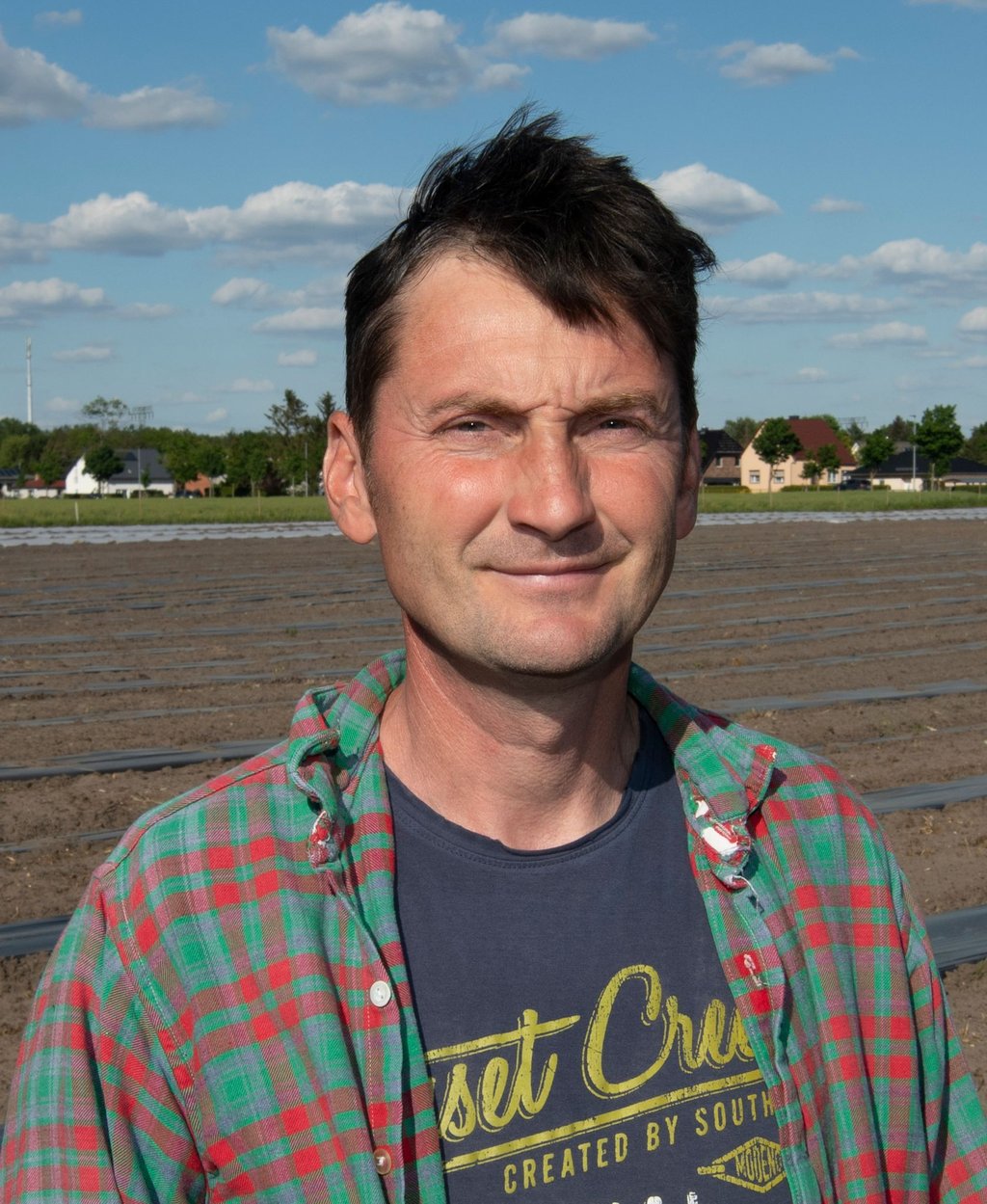 Melonenbauer Attila Puszti steht auf seinem Feld.