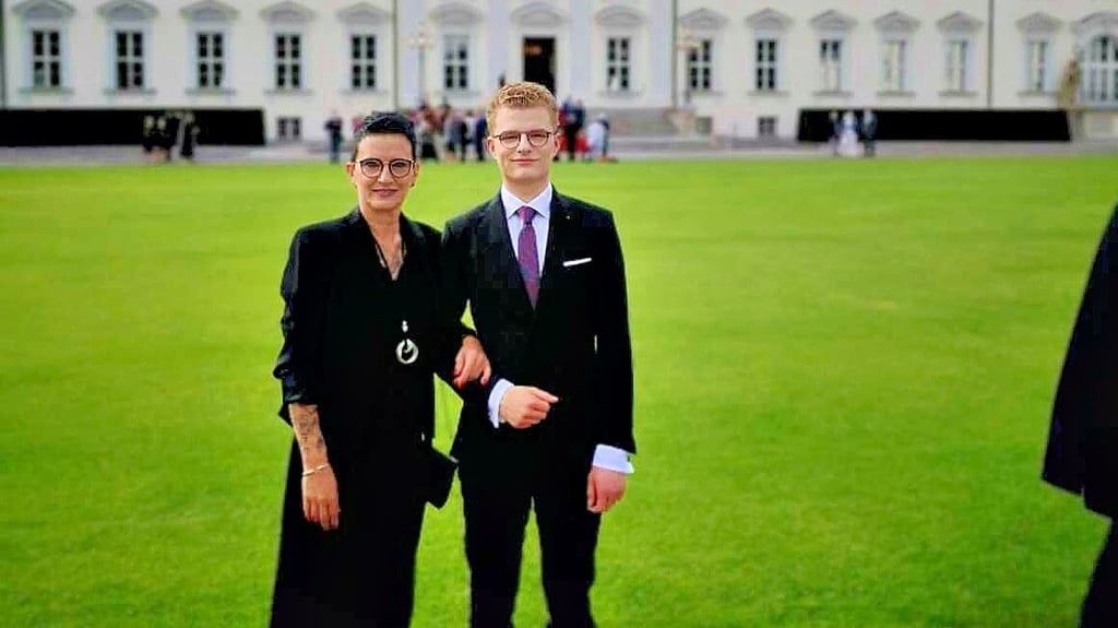 Kenny-Lee Richter hat in Begleitung seiner Mutter Iris Baronat das Fest im Schloss Bellevue besucht.