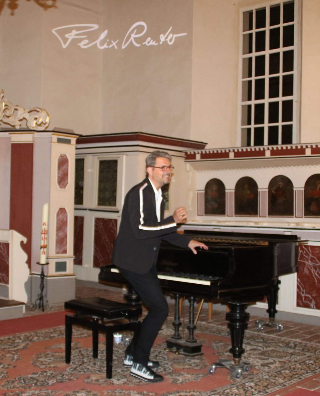Mit einem etwas anderen Klassik-Programm amüsiert Pianist und Komödiant Felix Reuter bei der Tastennacht 2021 in der evangelischen Kirche in Biederitz das Publikum.