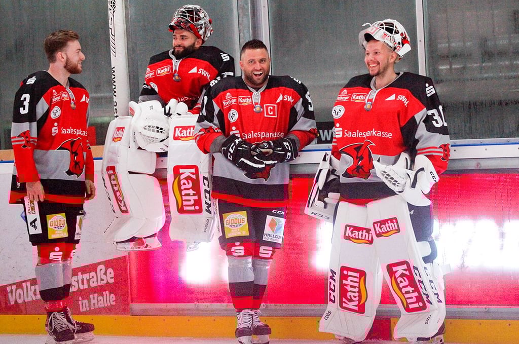 Saale-Bulls-Sportchef Kai Schmitz hat Spaß mit den Goalies Sebastian Albrecht (2. v.l.) und Jakub Urbisch (r.).