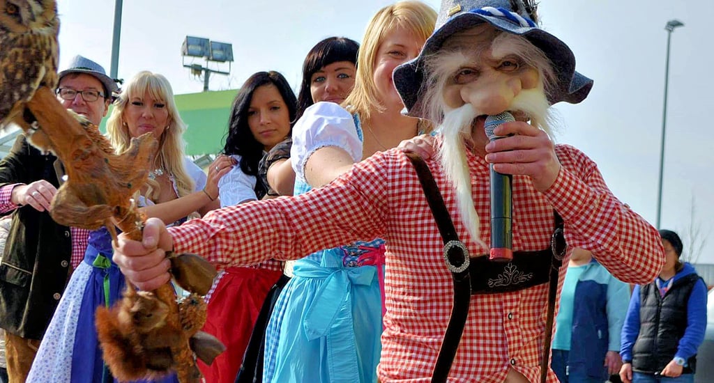 Der Holzmichl soll laut Veranstaltungsplan am Sonnabend der Halberstädter Würstl Wiesn für Stimmung sorgen, wie hier bei der Burger Schlappengaudi im Jahr 2014.