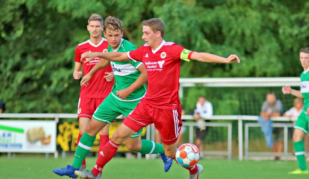 Mannschaftskapitän Dustin Abresche (rechts) vom SV 09 Staßfurt ging leicht angeschlagen aus dem Spiel gegen Ilsenburg. Vorausgesetzt er ist wieder fit, will er sein Team gegen Niederndodeleben zum Sieg führen.