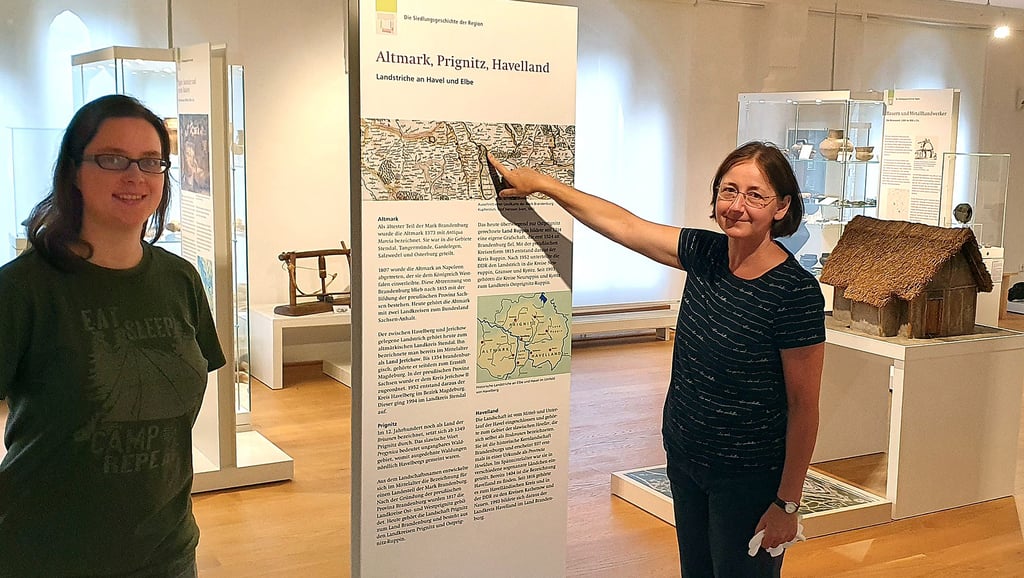 Museumsleiterin Antje Reichel (rechts) und Mitarbeiterin Dorothea Kohtz freuen sich, Besucher in der neugestalteten Ausstellung zur Siedlungsgeschichte ?Nichts ist so beständig wie der Wandel? begrüßen zu können.