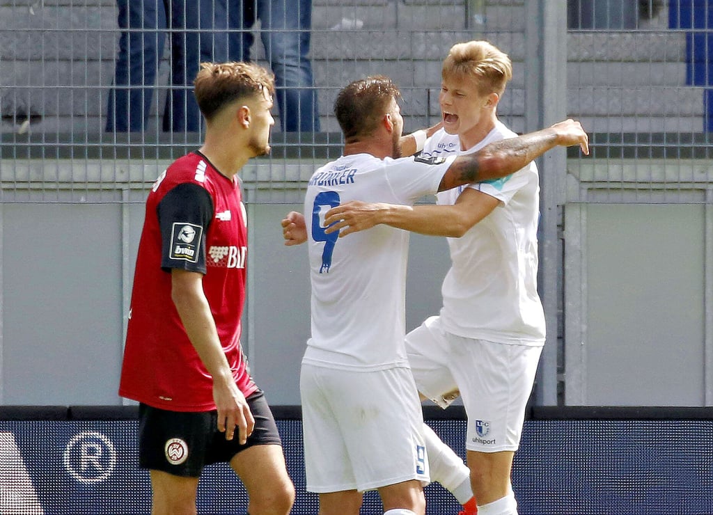 Die Wiesbadener waren bedient, Luca Schuler (r.) und Kai Brünker vom FCM jubelten. Die Treffer der beiden eingewechselten Stürmer sorgten für den vierten Saisonsieg.