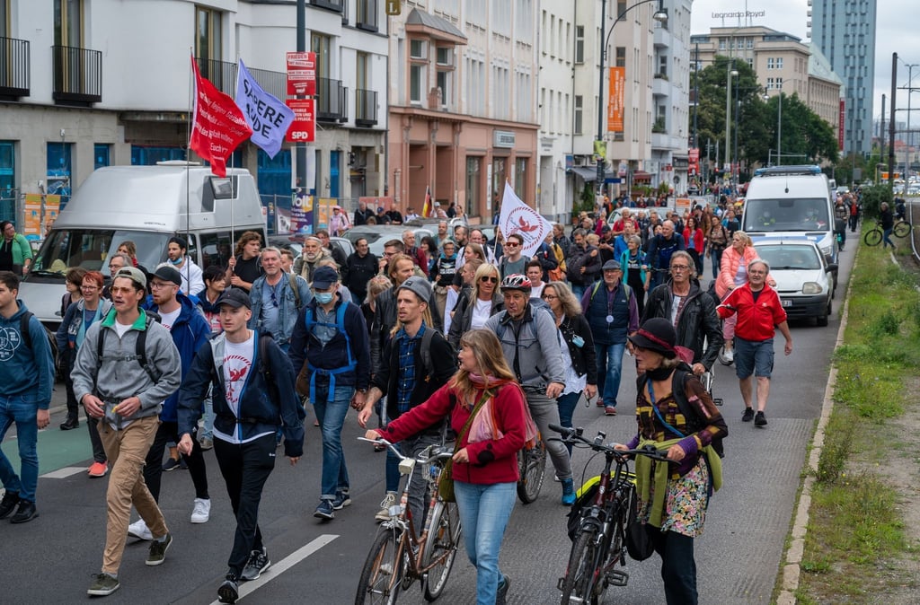 Demonstranten protestieren in Berlin gegen die Corona-Politik.