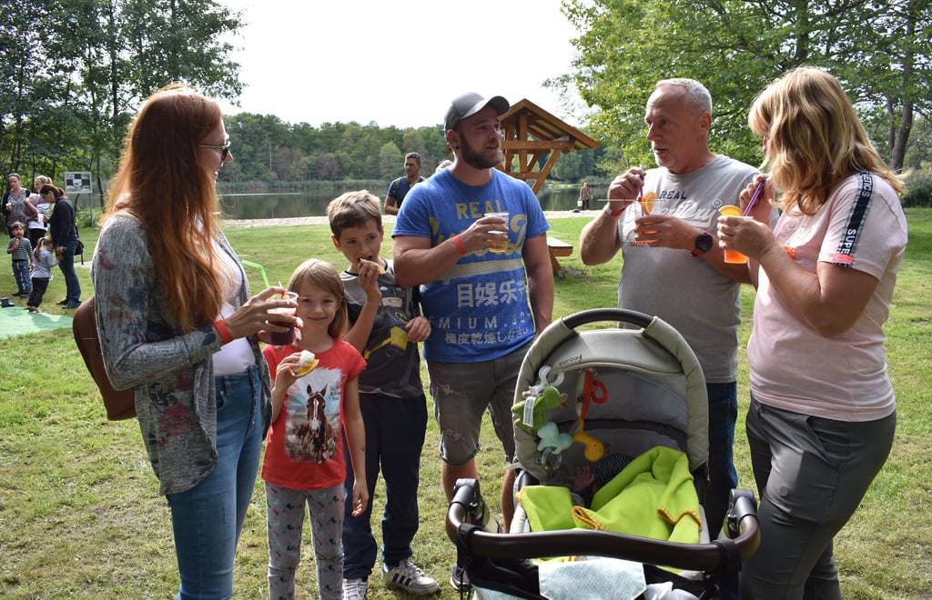 Familie Bielke und Familie Runk aus Mützel genießen das See-Panorama beim traditionellen Sommerfest im Ort.